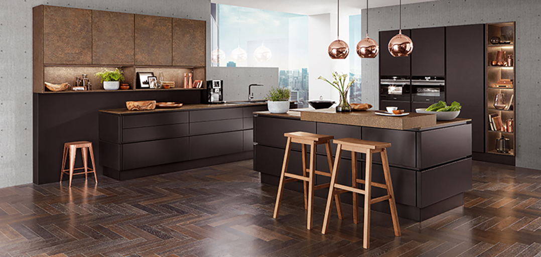 Des cuisines du leader allemand, modèles avec ou sans poignées, plans de travail stratifiés, crédences assorties 
